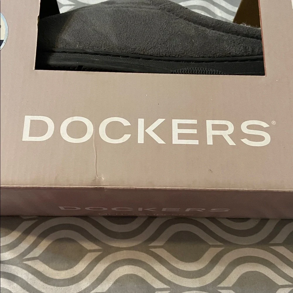 Dockers men’s gray slippers size 9.5 to 10.5 new in box